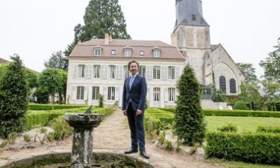 Le présentateur TV Stéphane Bern le 10 juin 2016 lors de l'inauguration de l'ancien collège royal et militaire du village de Thiron-Gardais (Eure-et-Loir), restauré et transformé en musée.  (PHILIPPE DE POULPIQUET / MAXPPP)