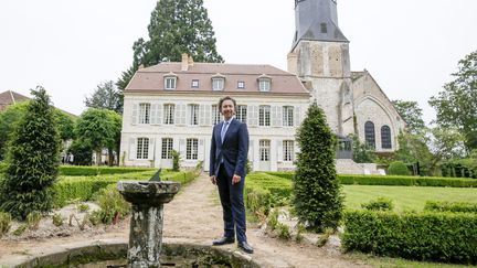 Le présentateur TV Stéphane Bern le 10 juin 2016 lors de l'inauguration de l'ancien collège royal et militaire du village de Thiron-Gardais (Eure-et-Loir), restauré et transformé en musée.  (PHILIPPE DE POULPIQUET / MAXPPP)