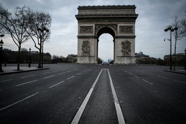 Les Champs-Elysées vides lors du premier confinement le 17 mars 2021